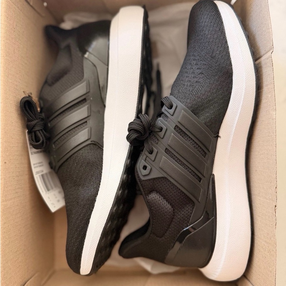 Adidas Womens Ultradream DNA size 7.5W BRAND NEW IN BOX